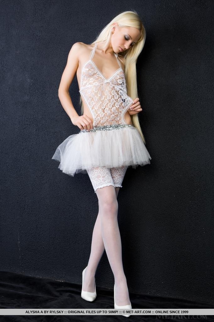 Светловолосая балерина без нижнего белья становится раком и демонстрирует упругие ягодицы и тугие анальную и вагинальную щелки