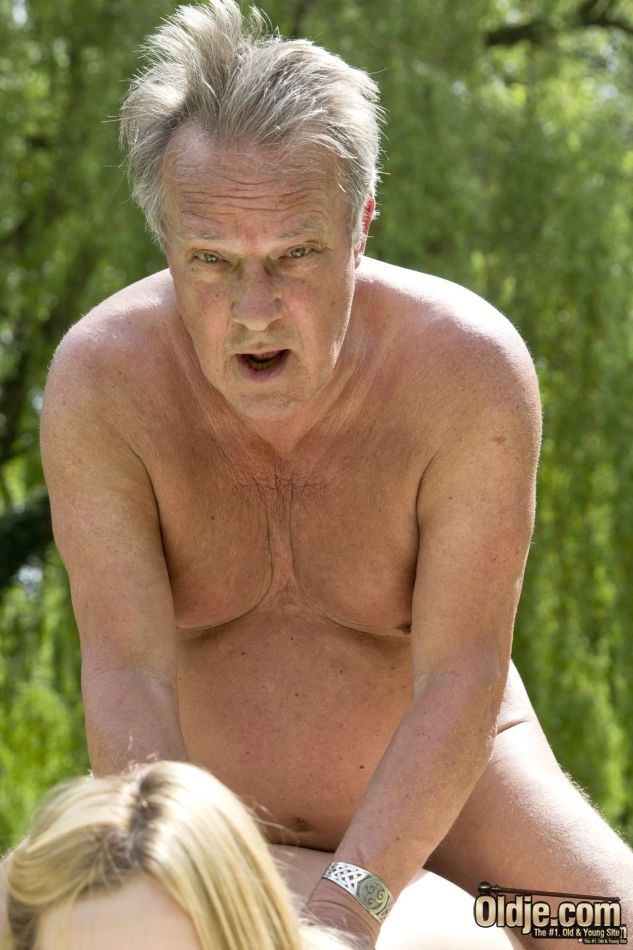 Зрелый мужик прижимается сзади к молоденькой телочке и трахает раком в парке на газоне крупным планом